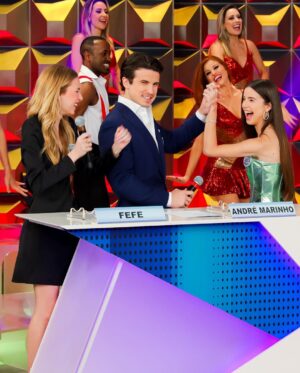 André Marinho Instagram - 🎤🎶🎅🏼🎄 É AGORA! Assista nesse momento, ao vivo, na tela do SBT minha estreia como cantor na “Disputa Musical” do eterno @pgmsilviosantos comandado pela minha querida @patriciaabravanel com as melhores companheiras de equipe que eu poderia pedir: @giulia & @fefe  provaram que os homens definitivamente são ninguém sem as mulheres 😅! Prometo pra vocês - como nunca antes - que vocês vão rir (provavelmente pra não chorar) da minha versão de “Esse Cara Sou Eu” do Rei Roberto Carlos! 🤣 Feliz natal a todos vocês que me acompanham e me apoiam aqui todos os dias. Seguimos Juntos! 🤝🚀