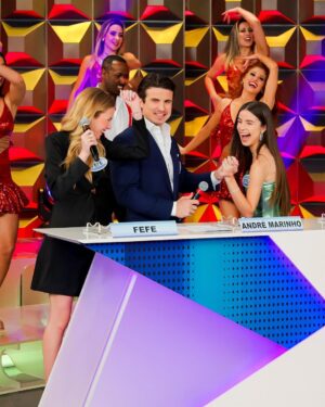André Marinho Instagram - 🎤🎶🎅🏼🎄 É AGORA! Assista nesse momento, ao vivo, na tela do SBT minha estreia como cantor na “Disputa Musical” do eterno @pgmsilviosantos comandado pela minha querida @patriciaabravanel com as melhores companheiras de equipe que eu poderia pedir: @giulia & @fefe  provaram que os homens definitivamente são ninguém sem as mulheres 😅! Prometo pra vocês - como nunca antes - que vocês vão rir (provavelmente pra não chorar) da minha versão de “Esse Cara Sou Eu” do Rei Roberto Carlos! 🤣 Feliz natal a todos vocês que me acompanham e me apoiam aqui todos os dias. Seguimos Juntos! 🤝🚀