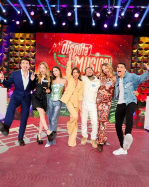 André Marinho Instagram - 🎤🎶🎅🏼🎄 É AGORA! Assista nesse momento, ao vivo, na tela do SBT minha estreia como cantor na “Disputa Musical” do eterno @pgmsilviosantos comandado pela minha querida @patriciaabravanel com as melhores companheiras de equipe que eu poderia pedir: @giulia & @fefe  provaram que os homens definitivamente são ninguém sem as mulheres 😅! Prometo pra vocês - como nunca antes - que vocês vão rir (provavelmente pra não chorar) da minha versão de “Esse Cara Sou Eu” do Rei Roberto Carlos! 🤣 Feliz natal a todos vocês que me acompanham e me apoiam aqui todos os dias. Seguimos Juntos! 🤝🚀