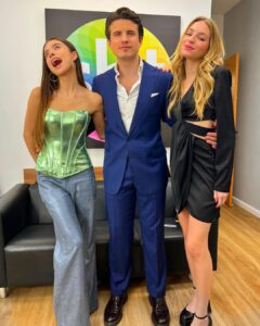André Marinho Instagram - 🎤🎶🎅🏼🎄 É AGORA! Assista nesse momento, ao vivo, na tela do SBT minha estreia como cantor na “Disputa Musical” do eterno @pgmsilviosantos comandado pela minha querida @patriciaabravanel com as melhores companheiras de equipe que eu poderia pedir: @giulia & @fefe provaram que os homens definitivamente são ninguém sem as mulheres 😅! Prometo pra vocês - como nunca antes - que vocês vão rir (provavelmente pra não chorar) da minha versão de “Esse Cara Sou Eu” do Rei Roberto Carlos! 🤣 Feliz natal a todos vocês que me acompanham e me apoiam aqui todos os dias. Seguimos Juntos! 🤝🚀 SBT - Sistema Brasileiro De Televisão