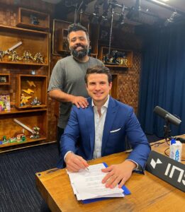 André Marinho Instagram - ✍🏼⚡️🗞🩴👀 Fui hoje no @flowpdc pedir bênção ao meu novo parceiro @igor.3k para o nosso @flownews - a nova vertical de notícias dos @estudiosflow ! Botei no pé o icônico chinelo do homem para dar sorte nessa nova fase. Agradeço ao CEO do Flow @gaigher14 pela confiança, aos meus novos colegas @carlostramontina @marcelamrahal @carolmoreira3 @paulocruzphi & @lucas_faraldo por embarcarem comigo nessa empreitada, a toda equipe de produção comandada pelo @rahalrahal que tem sido impecável e a @monica_bergamo pela matéria sensacional na @folhadespaulo anunciando esse grande momento! => Sigam agora @flownews , inscrevam-se no nosso canal no YouTube (link nos stories) e acompanhem a nossa programação! => Flow News: onde divergências não dividem, enriquecem! Seguimos juntos! 🤝🚀