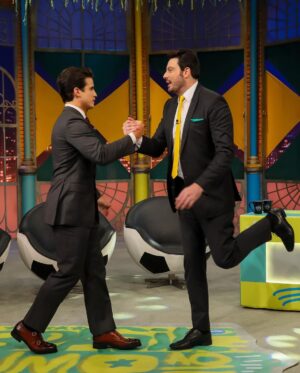 André Marinho Instagram - 🌃🎙📺⭐️ É HOJE!! Estamos de volta na tela do @sbtthenoite logo mais às 00h45 no clima de Copa com o grande @danilogentili divulgando meu primeiro livro “O Brasil (Não) É Uma Piada” (link da Amazon nos meus stories)! 
->> Minha ida ao talk-show em 2019 foi o primeiro grande divisor de águas da minha carreira – uma noite mágica! (link nos stories) Comenta aqui se você lembra daquele programa! 
->> Muito obrigado a toda produção do programa pelo carinho de sempre. O papo foi novamente sensacional e não vejo a hora de em breve assistir ao lado de vocês. Seguimos juntos! 🤝🚀