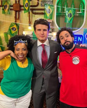 André Marinho Instagram - 🌃🎙📺⭐️ É HOJE!! Estamos de volta na tela do @sbtthenoite logo mais às 00h45 no clima de Copa com o grande @danilogentili divulgando meu primeiro livro “O Brasil (Não) É Uma Piada” (link da Amazon nos meus stories)! 
->> Minha ida ao talk-show em 2019 foi o primeiro grande divisor de águas da minha carreira – uma noite mágica! (link nos stories) Comenta aqui se você lembra daquele programa! 
->> Muito obrigado a toda produção do programa pelo carinho de sempre. O papo foi novamente sensacional e não vejo a hora de em breve assistir ao lado de vocês. Seguimos juntos! 🤝🚀