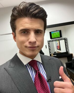 André Marinho Instagram - 🌃🎙📺⭐️ É HOJE!! Estamos de volta na tela do @sbtthenoite logo mais às 00h45 no clima de Copa com o grande @danilogentili divulgando meu primeiro livro “O Brasil (Não) É Uma Piada” (link da Amazon nos meus stories)! 
->> Minha ida ao talk-show em 2019 foi o primeiro grande divisor de águas da minha carreira – uma noite mágica! (link nos stories) Comenta aqui se você lembra daquele programa! 
->> Muito obrigado a toda produção do programa pelo carinho de sempre. O papo foi novamente sensacional e não vejo a hora de em breve assistir ao lado de vocês. Seguimos juntos! 🤝🚀