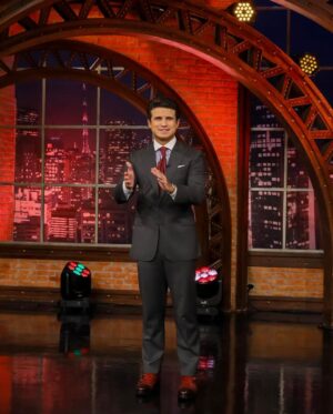 André Marinho Instagram - 🌃🎙📺⭐️ É HOJE!! Estamos de volta na tela do @sbtthenoite logo mais às 00h45 no clima de Copa com o grande @danilogentili divulgando meu primeiro livro “O Brasil (Não) É Uma Piada” (link da Amazon nos meus stories)! 
->> Minha ida ao talk-show em 2019 foi o primeiro grande divisor de águas da minha carreira – uma noite mágica! (link nos stories) Comenta aqui se você lembra daquele programa! 
->> Muito obrigado a toda produção do programa pelo carinho de sempre. O papo foi novamente sensacional e não vejo a hora de em breve assistir ao lado de vocês. Seguimos juntos! 🤝🚀
