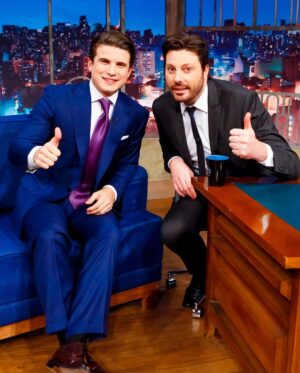 André Marinho Instagram - 🌃🎙📺⭐️ É HOJE!! Estamos de volta na tela do @sbtthenoite logo mais às 00h45 no clima de Copa com o grande @danilogentili divulgando meu primeiro livro “O Brasil (Não) É Uma Piada” (link da Amazon nos meus stories)! 
->> Minha ida ao talk-show em 2019 foi o primeiro grande divisor de águas da minha carreira – uma noite mágica! (link nos stories) Comenta aqui se você lembra daquele programa! 
->> Muito obrigado a toda produção do programa pelo carinho de sempre. O papo foi novamente sensacional e não vejo a hora de em breve assistir ao lado de vocês. Seguimos juntos! 🤝🚀