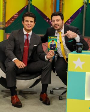 André Marinho Instagram - 🌃🎙📺⭐️ É HOJE!! Estamos de volta na tela do @sbtthenoite logo mais às 00h45 no clima de Copa com o grande @danilogentili divulgando meu primeiro livro “O Brasil (Não) É Uma Piada” (link da Amazon nos meus stories)! 
->> Minha ida ao talk-show em 2019 foi o primeiro grande divisor de águas da minha carreira – uma noite mágica! (link nos stories) Comenta aqui se você lembra daquele programa! 
->> Muito obrigado a toda produção do programa pelo carinho de sempre. O papo foi novamente sensacional e não vejo a hora de em breve assistir ao lado de vocês. Seguimos juntos! 🤝🚀