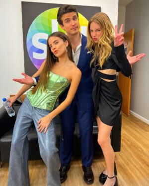 André Marinho Instagram - 🎤🎶🎅🏼🎄 É AGORA! Assista nesse momento, ao vivo, na tela do SBT minha estreia como cantor na “Disputa Musical” do eterno @pgmsilviosantos comandado pela minha querida @patriciaabravanel com as melhores companheiras de equipe que eu poderia pedir: @giulia & @fefe  provaram que os homens definitivamente são ninguém sem as mulheres 😅! Prometo pra vocês - como nunca antes - que vocês vão rir (provavelmente pra não chorar) da minha versão de “Esse Cara Sou Eu” do Rei Roberto Carlos! 🤣 Feliz natal a todos vocês que me acompanham e me apoiam aqui todos os dias. Seguimos Juntos! 🤝🚀