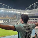 André Marinho Instagram - ⚽️⭐️❤️‍🔥 É DIFERENTE!!! Assim que chego no Niltão para o sempre tenso clássico entre Botafogo e Flamengo, fui abordado pelo @fernando.silvadm que me contou que estava no estádio gravando imagens para o seu TCC da faculdade sobre a paixão das torcidas. Confesso que em meio àquela apreensão toda, esqueci completamente da presença dele durante o jogo. Poucos dias depois, recebi de presente esse vídeo que retrata bem como é na alegria e na tristeza, na vitória e na derrota, que o futebol faz algo com a gente que ultrapassa qualquer racionalidade! A pessoa pode trocar de cônjuge, casa ou trabalho, mas a paixão por futebol permanece intocada. E paixão não se explica, acontece. No Brasil é quase obrigatório, um impulso que deixa o corpo em estado de santificação, pois eleva a nossa alma. É o amor da força nacional, e o amor vence tudo. Quero ter ver campeão de novo, @botafogo ! Comenta aqui se você se identifica com esse sentimento surreal que só o futebol proporciona. Seguimos juntos 🫡🚀