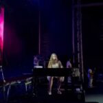 André Marinho Instagram - ❤️🦁⭐️🎶 Dia de @giulia ! Sorte a minha em ter você comigo nessa vida. É de arrepiar ver a sua trajetória desde esse dia que acompanhei, diretamente do Teatro Municipal, a filmagem do sucesso da Netflix “Depois do Universo” e, acelerando na linha do tempo, ver você ontem cantando - para um mar de fãs portugueses - a música tema que você mesma compôs para brilhar no seu icônico filme. Eu sei o quanto você batalhou por esse momento épico de consagração, então se tem alguém que merece é você! Embora hoje estejamos longe, não importa, ainda me sinto perto de você quando mais preciso. Você sempre soube me aconselhar e me apoiar quando mais precisei e, por isso, sou eternamente grato. É por isso que hoje quero te enviar esta mensagem de aniversário, na esperança de que também se sinta próxima de mim. Love you, Binny. Pra sempre. Bjo do seu irmão 😘