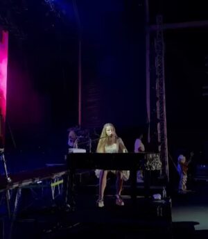 André Marinho Instagram - ❤️🦁⭐️🎶 Dia de @giulia ! Sorte a minha em ter você comigo nessa vida. É de arrepiar ver a sua trajetória desde esse dia que acompanhei, diretamente do Teatro Municipal, a filmagem do sucesso da Netflix “Depois do Universo” e, acelerando na linha do tempo, ver você ontem cantando - para um mar de fãs portugueses - a música tema que você mesma compôs para brilhar no seu icônico filme. 
Eu sei o quanto você batalhou por esse momento épico de consagração, então se tem alguém que merece é você! 
Embora hoje estejamos longe, não importa, ainda me sinto perto de você quando mais preciso. 
Você sempre soube me aconselhar e me apoiar quando mais precisei e, por isso, sou eternamente grato. É por isso que hoje quero te enviar esta mensagem de aniversário, na esperança de que também se sinta próxima de mim. 
Love you, Binny. Pra sempre. Bjo do seu irmão 😘