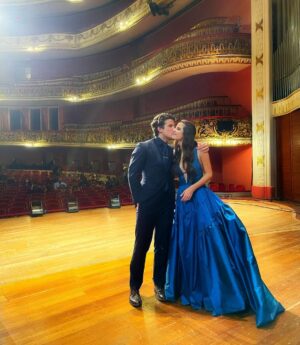 André Marinho Instagram - ❤️🦁⭐️🎶 Dia de @giulia ! Sorte a minha em ter você comigo nessa vida. É de arrepiar ver a sua trajetória desde esse dia que acompanhei, diretamente do Teatro Municipal, a filmagem do sucesso da Netflix “Depois do Universo” e, acelerando na linha do tempo, ver você ontem cantando - para um mar de fãs portugueses - a música tema que você mesma compôs para brilhar no seu icônico filme. 
Eu sei o quanto você batalhou por esse momento épico de consagração, então se tem alguém que merece é você! 
Embora hoje estejamos longe, não importa, ainda me sinto perto de você quando mais preciso. 
Você sempre soube me aconselhar e me apoiar quando mais precisei e, por isso, sou eternamente grato. É por isso que hoje quero te enviar esta mensagem de aniversário, na esperança de que também se sinta próxima de mim. 
Love you, Binny. Pra sempre. Bjo do seu irmão 😘