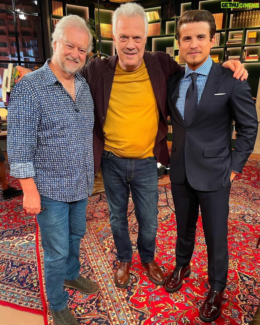 André Marinho Instagram - Mãe, tô na Globo! 🌐✨📺😅 Convido você hoje para assistir comigo o @conversacombial no início de madrugada da @tvglobo ! Muito honrado em ter sido convidado pelo mestre @pedrobial para essa entrevista ao lado do @betosilvaseucasseta , dois caras que cresci assistindo e admirando. ->> Falamos sobre como é fazer humor em tempos quando se parece estar proibido rir! Tempos de cancelados e canceladores em que piada está virando crime e crime está virando piada. Temas que abordo a fundo no meu livro “O Brasil (Não) É Uma Piada” (link na bio)! ->> É daqui a pouco logo depois do Jornal da Globo, no @globoplay após a exibição do programa e disponível na versão podcast nas plataformas de áudio. Vem comigo. Seguimos juntos! 🤝🚀 Rede Globo Studios Sao Paulo
