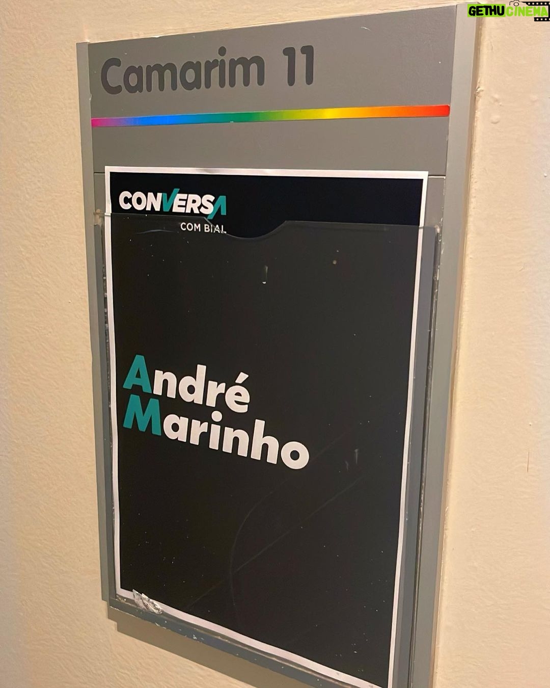 André Marinho Instagram - Mãe, tô na Globo! 🌐✨📺😅 Convido você hoje para assistir comigo o @conversacombial no início de madrugada da @tvglobo ! Muito honrado em ter sido convidado pelo mestre @pedrobial para essa entrevista ao lado do @betosilvaseucasseta , dois caras que cresci assistindo e admirando. ->> Falamos sobre como é fazer humor em tempos quando se parece estar proibido rir! Tempos de cancelados e canceladores em que piada está virando crime e crime está virando piada. Temas que abordo a fundo no meu livro “O Brasil (Não) É Uma Piada” (link na bio)! ->> É daqui a pouco logo depois do Jornal da Globo, no @globoplay após a exibição do programa e disponível na versão podcast nas plataformas de áudio. Vem comigo. Seguimos juntos! 🤝🚀 Rede Globo Studios Sao Paulo