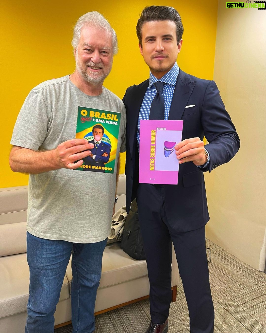 André Marinho Instagram - Mãe, tô na Globo! 🌐✨📺😅 Convido você hoje para assistir comigo o @conversacombial no início de madrugada da @tvglobo ! Muito honrado em ter sido convidado pelo mestre @pedrobial para essa entrevista ao lado do @betosilvaseucasseta , dois caras que cresci assistindo e admirando. ->> Falamos sobre como é fazer humor em tempos quando se parece estar proibido rir! Tempos de cancelados e canceladores em que piada está virando crime e crime está virando piada. Temas que abordo a fundo no meu livro “O Brasil (Não) É Uma Piada” (link na bio)! ->> É daqui a pouco logo depois do Jornal da Globo, no @globoplay após a exibição do programa e disponível na versão podcast nas plataformas de áudio. Vem comigo. Seguimos juntos! 🤝🚀 Rede Globo Studios Sao Paulo