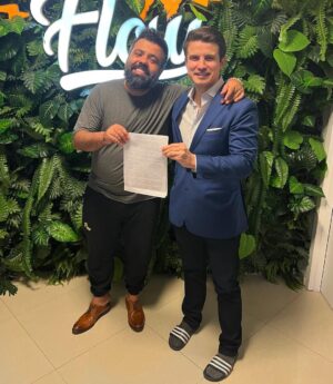 André Marinho Instagram - ✍🏼⚡️🗞🩴👀 Fui hoje no @flowpdc pedir bênção ao meu novo parceiro @igor.3k para o nosso @flownews - a nova vertical de notícias dos @estudiosflow ! Botei no pé o icônico chinelo do homem para dar sorte nessa nova fase. 
Agradeço ao CEO do Flow @gaigher14 pela confiança, aos meus novos colegas @carlostramontina @marcelamrahal @carolmoreira3 @paulocruzphi & @lucas_faraldo por embarcarem comigo nessa empreitada, a toda equipe de produção comandada pelo @rahalrahal que tem sido impecável e a @monica_bergamo pela matéria sensacional na @folhadespaulo anunciando esse grande momento!
=> Sigam agora @flownews , inscrevam-se no nosso canal no YouTube (link nos stories) e acompanhem a nossa programação! 

=> Flow News: onde divergências não dividem, enriquecem! 
Seguimos juntos! 🤝🚀