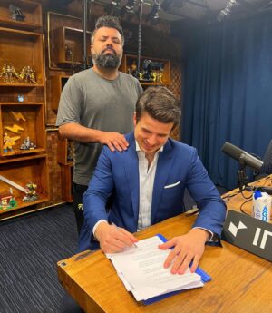 André Marinho Instagram - ✍🏼⚡️🗞🩴👀 Fui hoje no @flowpdc pedir bênção ao meu novo parceiro @igor.3k para o nosso @flownews - a nova vertical de notícias dos @estudiosflow ! Botei no pé o icônico chinelo do homem para dar sorte nessa nova fase. 
Agradeço ao CEO do Flow @gaigher14 pela confiança, aos meus novos colegas @carlostramontina @marcelamrahal @carolmoreira3 @paulocruzphi & @lucas_faraldo por embarcarem comigo nessa empreitada, a toda equipe de produção comandada pelo @rahalrahal que tem sido impecável e a @monica_bergamo pela matéria sensacional na @folhadespaulo anunciando esse grande momento!
=> Sigam agora @flownews , inscrevam-se no nosso canal no YouTube (link nos stories) e acompanhem a nossa programação! 

=> Flow News: onde divergências não dividem, enriquecem! 
Seguimos juntos! 🤝🚀