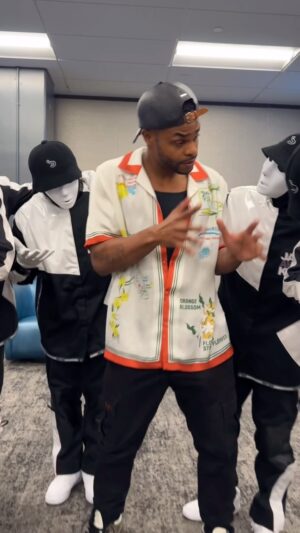 Andrew Bachelor Instagram - Bachawockeez @jabbawockeez 💃🏽🔥
