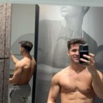 Andrew Neighbors Instagram - I liked this mirror in the Nike fitting room 😝
