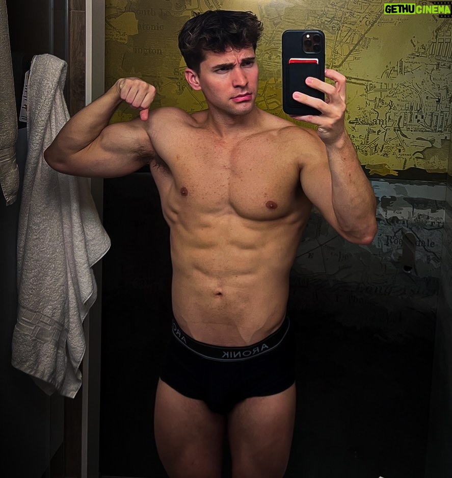 Andrew Neighbors Instagram - Good morning. Time for a mass gainer shake 😝💪🏻 also follow my patreon pls😝 Link in bio:)