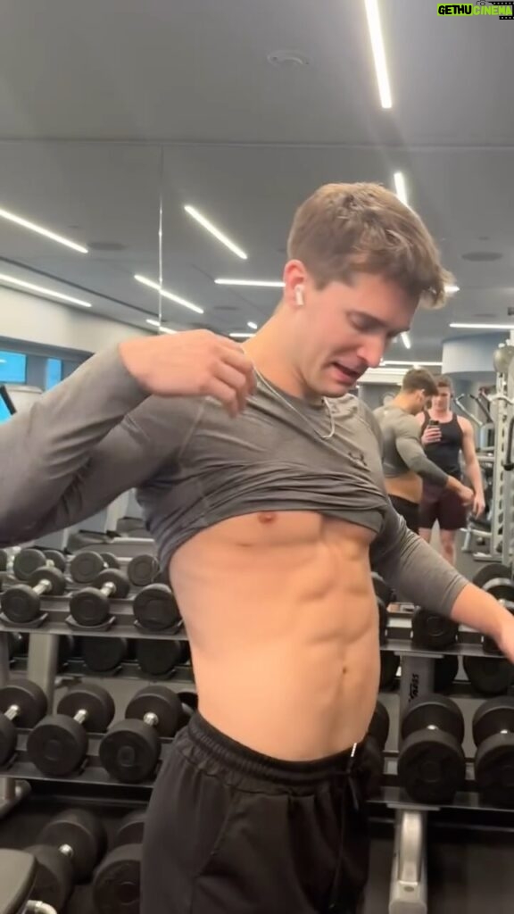 Andrew Neighbors Instagram - Some kind of abs every day too. 5 sets usually. Love these cable crunches 😝