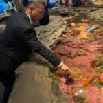 Andrew Neighbors Instagram – Lol 2 for 1 special. Awesome idea to have a wedding at the aquarium! Seattle Aquarium