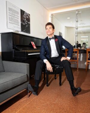 Andy Karl Instagram - There’s no business like show business!
•
Bravo @Andy_Karl on last night’s performance in ‘Get Happy: A Judy Garland Centennial Celebration’ sharing the hallowed stage of @CarnegieHall with incredible @JessicaVosk 🌹
•
📸: @AndrewWerner