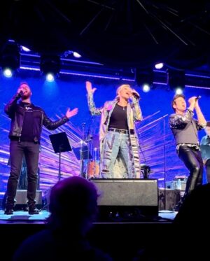Andy Karl Instagram - On this post @sonyhall concert #musicmonday, here are just a couple more clips/pics for you from our brand new LegallyBound concert from this past Friday🎤‼️ The wonderful @michaelhullphoto & team filmed the entire concert so please head over & subscribe to our @youtube channel “Orfeh and Andy Karl” to see LOTS more when we post‼️ 

And as we mentioned in our last post, there’s going to be A LOT of content from this concert so don’t say you weren’t given a heads-up😜‼️ 
Thank you to the incredible @sonyhall for having us, to all of you that came and literally made it a standing room situation🤩💥 AND THANK YOU TO THE BEST BAND/SINGERS & MAGICAL MUSIC MAKERS ON 🌍 
@stevenjamail @getfitwithnik @timothyonline @themarissarosen @judykang @domenicrigazzi @jeremyyaddaw @subqmusic @rootsandgroovesmusic 🎤 🎹 🎷 🎻 🥁 🎸  pics/vids courtesy of @halphabet & @jackierandi ❌❌
.
.
.
Glorious glam squad: @dstylemakeupofficial @jaegatzby @ritahazan @patriciafield @jodymorlock @studmuffinnyc 🎉‼️
.
.
.
#sonyhall #afterglow #musicmonday #concert #legallybound #ny #nyc #soldout #legallyblonde #newset #music #bryanadams #jimvallance