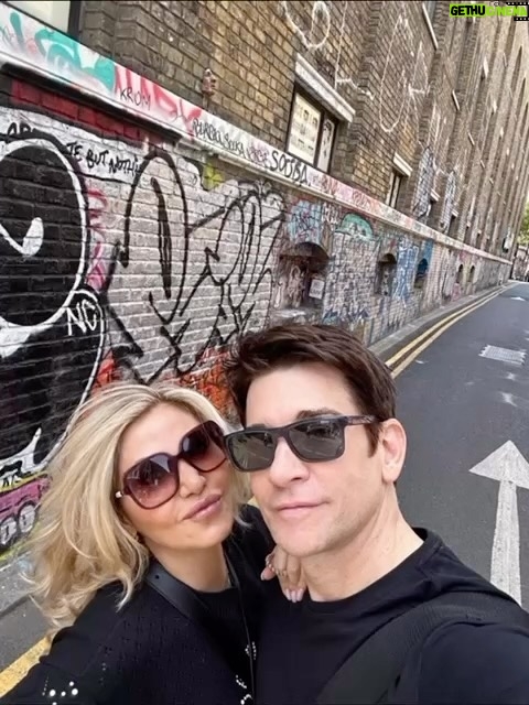 Andy Karl Instagram - More London moments & of course a quick rehearsal clip w/my ๐ @samanthabarks for whatโs sure to be her INCREDIBLE concert TONIGHT at Theatre Drury Lane featuring guest stars, @bradleyjaden @the_overtones & yours truly๐ ๐ค ๐ค See you tonight ๐๐ปโผ๏ธ๐ . . . #iminlondon #concert #samanthabarks #kitandvivian #togetheragain #theatredrurylane #andykarl #groundhogday #theoldvic