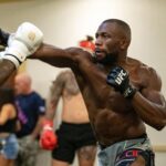 Ange Loosa Instagram - @killcliff_fc warming up 🤸🏿‍♂️ @henrihooft @gilbert_burns @coachstrout @wolverine_170 @coachgjones 🔙🔜 🥷🏿 @ufc @victoryleaf 🔋 📸 : @photo.kim_smith Salt Lake City, Utah