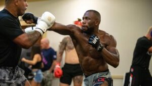 Ange Loosa Instagram - @killcliff_fc warming up 🤸🏿‍♂️ @henrihooft @gilbert_burns @coachstrout @wolverine_170 @coachgjones 

🔙🔜 🥷🏿 @ufc 

@victoryleaf 🔋 

📸 : @photo.kim_smith