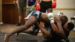 Ange Loosa Instagram - @killcliff_fc warming up 🤸🏿‍♂️ @henrihooft @gilbert_burns @coachstrout @wolverine_170 @coachgjones 

🔙🔜 🥷🏿 @ufc 

@victoryleaf 🔋 

📸 : @photo.kim_smith