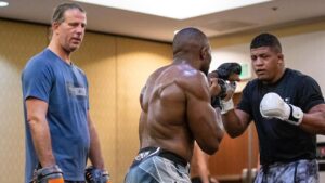 Ange Loosa Instagram - @killcliff_fc warming up 🤸🏿‍♂️ @henrihooft @gilbert_burns @coachstrout @wolverine_170 @coachgjones 

🔙🔜 🥷🏿 @ufc 

@victoryleaf 🔋 

📸 : @photo.kim_smith