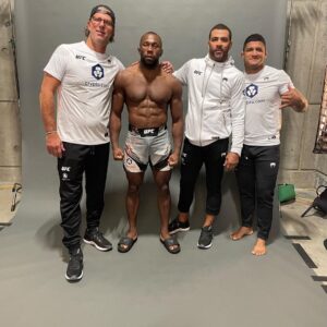 Ange Loosa Instagram - Job Done @ufc 278 🥷🏿⚔️ 
Thank you all ❤️
 
@henrihooft @gilbert_burns @coachgjones @coachstrout  @jaredflashgordon  @nickyloosa @kimmm_smith @killcliff @sanfordmma @victoryleaf @randelaleman @magllc @dietter_navarro_202020_ @marques_165  @nikaev @satotenten @drcpeacock