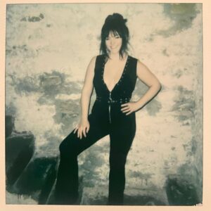 Angel Olsen Instagram - Lawrence let’s fire it up tonight! Tomorrow St. Louis! So excited to see everyone ❤️

Photos by @maximludwig