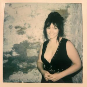 Angel Olsen Instagram - Lawrence let’s fire it up tonight! Tomorrow St. Louis! So excited to see everyone ❤️

Photos by @maximludwig