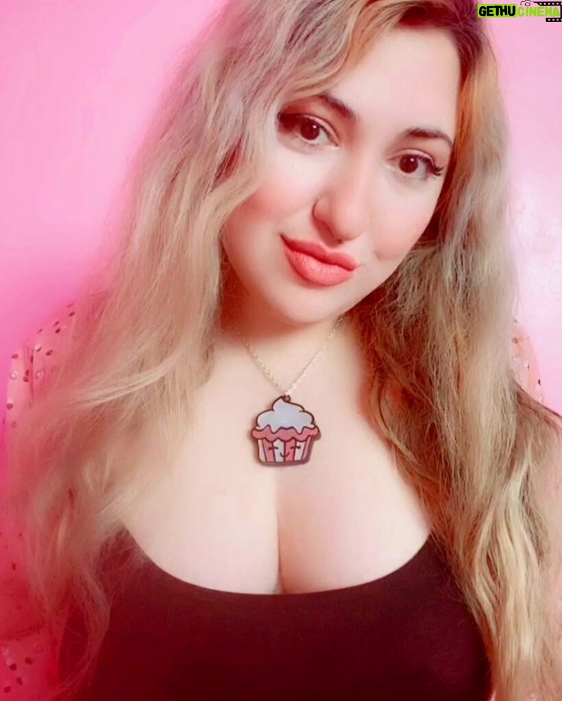 Angela Zahra Instagram - 🧁💖Im in love with this super cute necklace by @thecraftyanteater #thecraftyanteater #collaboration #angelazahra #انجيلا_زهرة