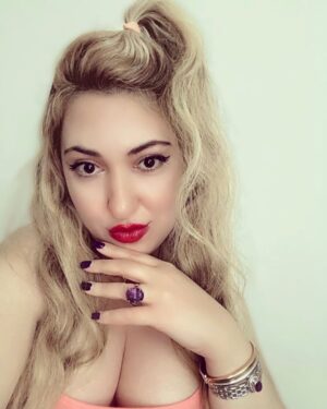 Angela Zahra Instagram - ب..ح..ب..ك..م 😁😉💋👑 #انجيلا_زهرة #انجيلا_زهراء #angelazahra