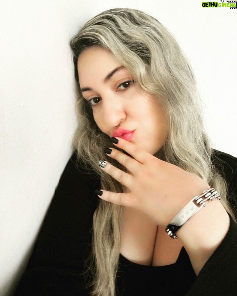 Angela Zahra Instagram - Kisses from Angela 👑🖤 Bracelet: @cycolinks Discount Code: ANGEL15 💋 LINK IN MY BIO #collab #angelazahra #cycolinks #انجيلا_زهرة