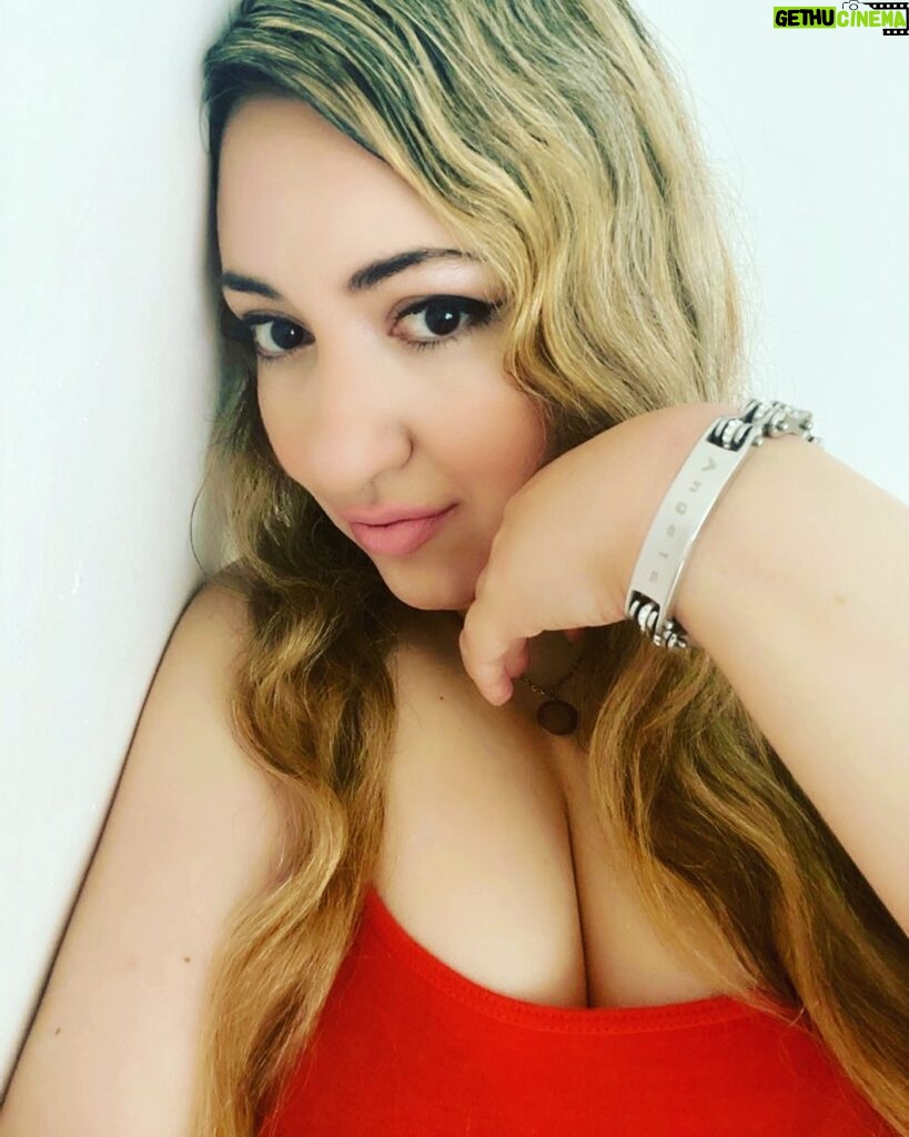 Angela Zahra Instagram - Im obsessed with this super cool bracelet and it was designed with my name on 😍 you can find more amazing unisex styles @cycolinks and here is a Discount Code for my followers: ANGEL15 Link in my Bio #cycolinks #collab #angelazahra #انجيلا_زهرة