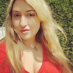 Angela Zahra Instagram - من شوي بعتتلي رفيقتي خبر نازل بأحد المواقع على فيسبوك انو انا حاكية شي بما يخص الممثلة دانا جبر، بروح لشوف بلاقي الخبر نفسه منزلينه كتير مواقع. انا لازم وضح اني انا ما حكيت هاد الحكي ولا جبت سيرتا نهائياً من قبل. فيكون تتأكدو من مواقعي الرسمية. انا اصلا بحياتي ما جبت اسم اي فنان او فنانة عندي الا ازا كان بدي احكي شي قصة حلوة جمعتني بالشخص. غير هيك ما بحكي على حدا. وبعد ماعرفت شو صاير مع الممثلة دانا جبر والظرف الصعب يلي عم تمر فيه بحب قول انو انا متعاطفة مليون بالمية معها ويلي بيفضح اي بنت حتى لو كانت بتلبس بطريقة متحررة او كانت ممثلة هاد الشي مو مقبول ويعاقب عليه قانونياً. بتمنى من كل الناس ما يساهمو بنشر صورها الخاصة وبلشو احترمو خصوصيات البنات. حتى لو البنت بتلبس مفتوح او قصير لا يحق لمخلوق انتهاك خصوصياتها والحكي بأعراض الناس . الدنيا بتدور انتبهو! #انجيلا_زهرة #انجيلا_زهراء #دانا_جبر