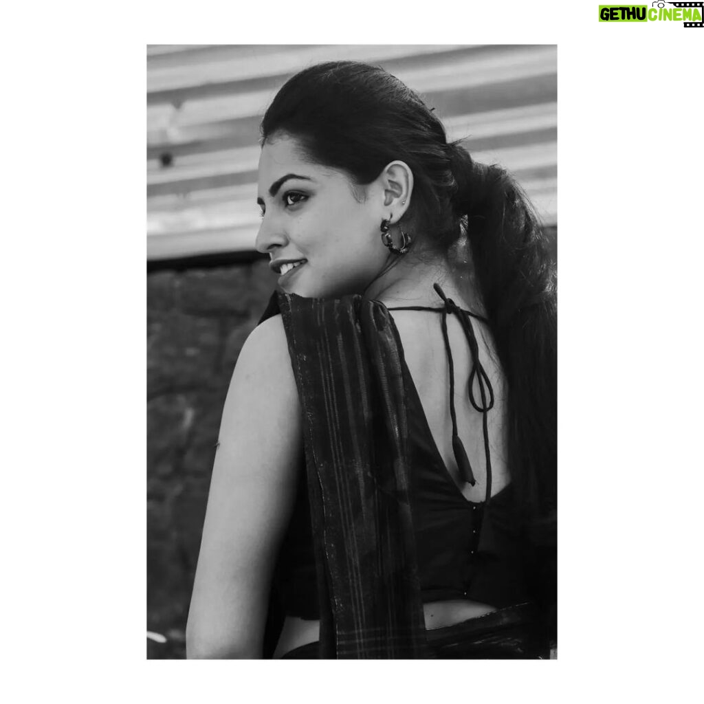 Angelin B Instagram - அன்பில் அவள்! 📸 @hemanathan_muthusamy #blackandwhitephotography #trending #explorepage #instagood #picoftheday #thalapathy #vijay #nncs #angelin #nncs