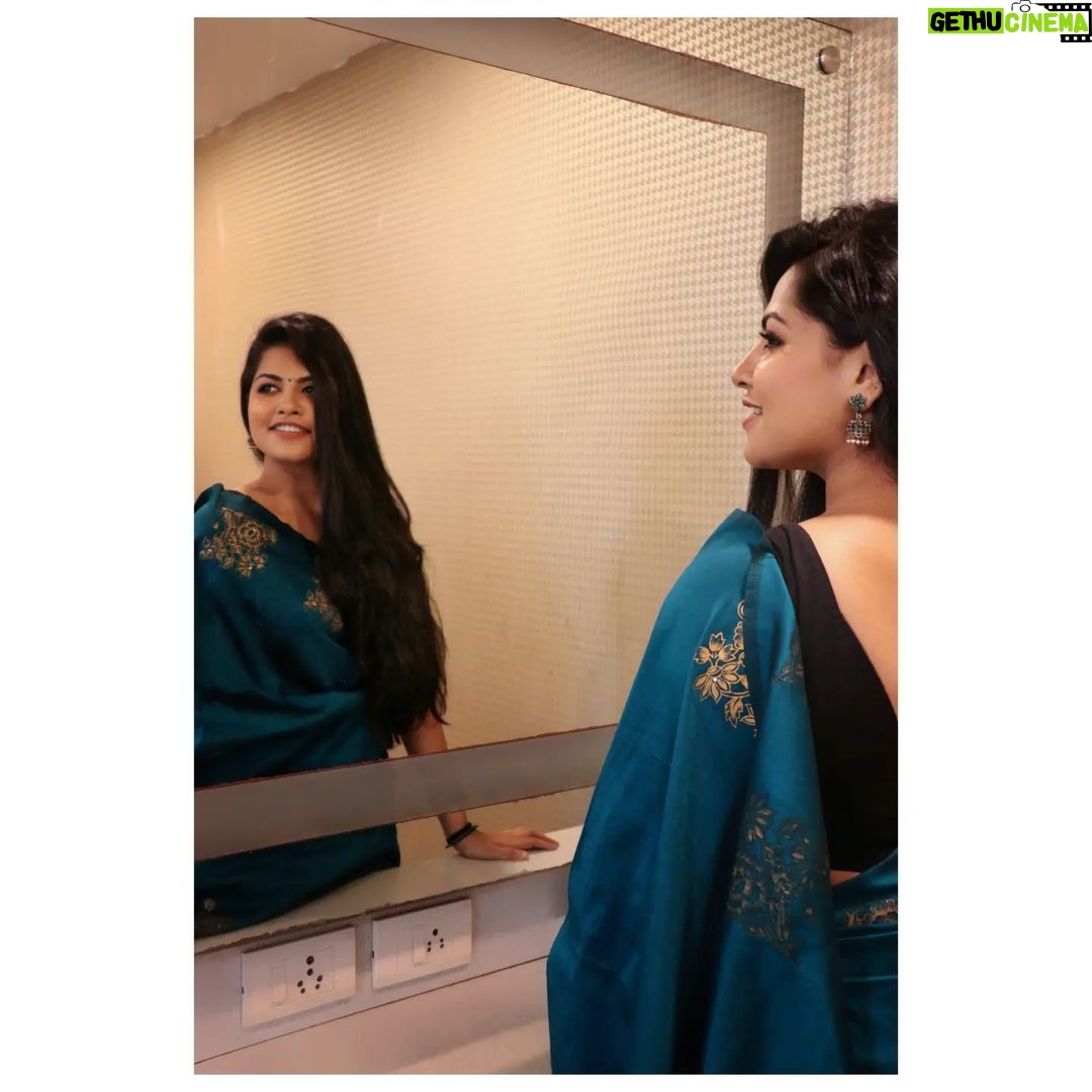 Angelin B Instagram - விழிகளின் ஓரம் ✨️🧿 📸 @mg_photography06 #angelin #trending #reelitfeelit #sareelove #fashionista #instagram #picoftheday #photography #blackandwhitephotography #mirrorselfie #mirrorphotography #black