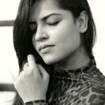 Angelin B Instagram - 1 or 2 ?? #OMG it’s so tricky 🙃🤌🏻❤️ 📸@ @portraitsbylokesh #angelin #vjangelin #anchor #blackandwhitephotography #modern #trendingnow #trend #viral #viralsong #trendingreel #blackandwhite