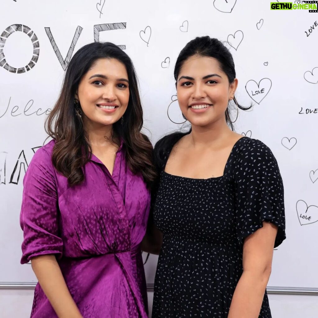 Angelin B Instagram - It's like regular meet ups recently. Happy meeting you once again and talk so much more about #love @vanibhojan_ #love #angelin #nncs #ssmusic #random #meetup #converse #movie #promotions #happy #trending #vanibhojan .