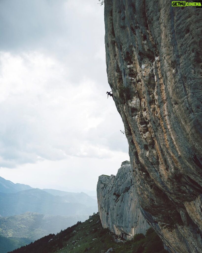 Angie Scarth-Johnson Instagram - 𝖦𝗅𝗈𝖻𝖺𝗅 𝖼𝗅𝗂𝗆𝖻𝗂𝗇𝗀 𝖽𝖺𝗒🤍 For everything climbing has given me , everything it’s shown me and the journey it’s taken me on. 📸 @honngy @alexaristei @thenorthface @thenorthface_aunz