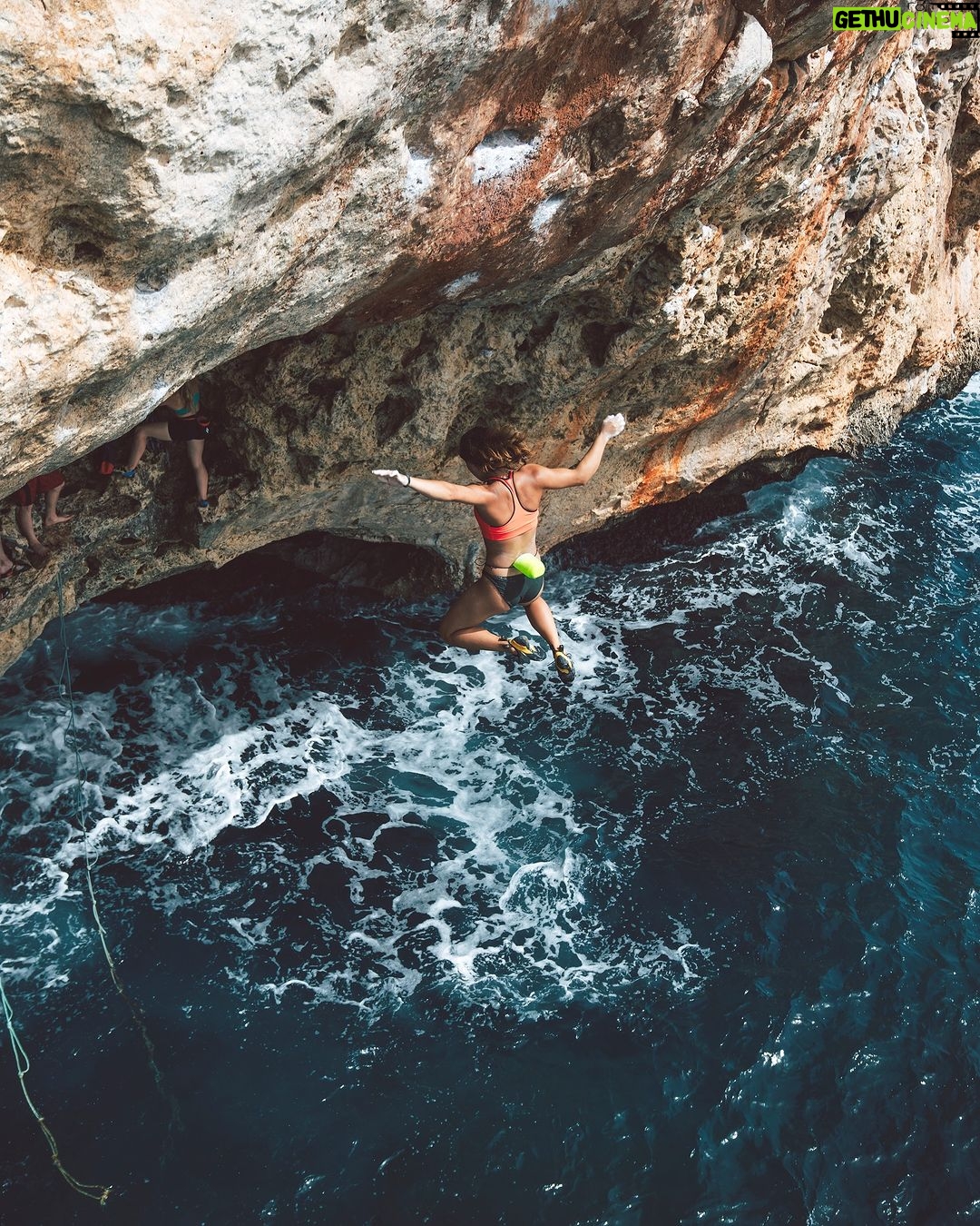 Angie Scarth-Johnson Instagram - I often get asked how I manage the fear of falling as a climber and I think its clear there isn’t a single climber that hasn’t sh@t themselves at least once at the sight of a fall. You learn pretty fast that climbing at your best can sometimes depend on your ability to regain that control in negative states of mind (such as the fear of falling) or it really becomes a debilitating, slow and frustrating process. it’s a very natural Instinct to have, So in that sense, a very rational fear! but It can be really hard to know where to start when managing a fear. Something that @hazel_findlay said to me that really stuck was, “pushing yourself passed your limits, really isn’t always a good thing”. https://go.strongmindclimbing.com/early-bird-flight (Link in bio ) this course designed by @strongmind.climbing based on managing the fear of falling…flight school, check it out! 📸 @honngy