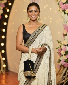 Anindita Bose Instagram - What happens when you find your favourite human in a crowd … swipe ➡️ Thank you @twc2014india for capturing these moments ❣️ . . . #sandiptasoumya #wedding #tistheseason #aboutlastnight