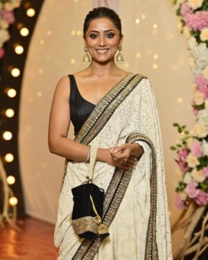 Anindita Bose Instagram - What happens when you find your favourite human in a crowd … swipe ➡️

Thank you @twc2014india for capturing these moments ❣️
.
.
.
#sandiptasoumya #wedding #tistheseason #aboutlastnight