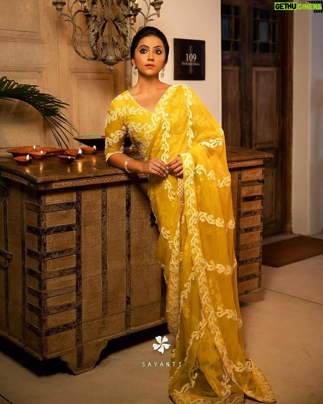 Anindita Bose Instagram - ✨💫⚡️ . . Saree @sayantighoshdesignerstudio . . . . . . . #instagram #instagood #insta #instapost #saree #vocalforlocal